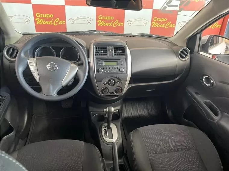 Nissan Versa Prata 11