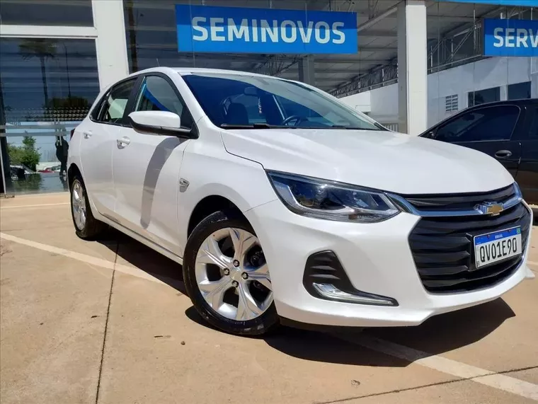 Chevrolet Onix Branco 19