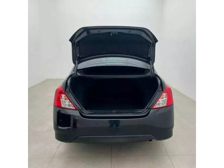 Nissan Versa Preto 8