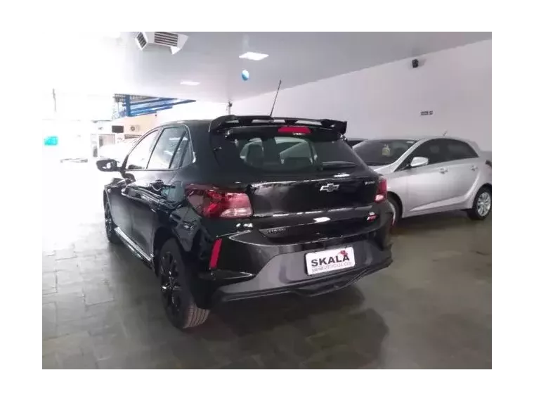 Chevrolet Onix Preto 1