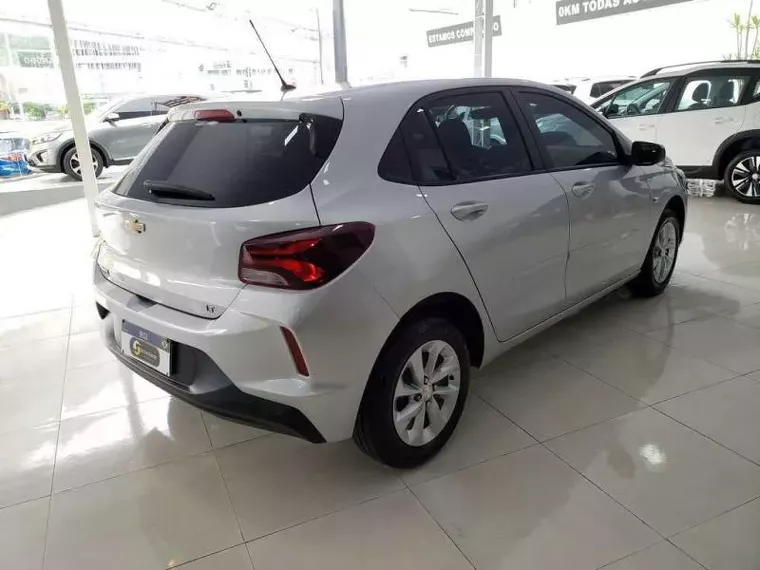 Chevrolet Onix Prata 7