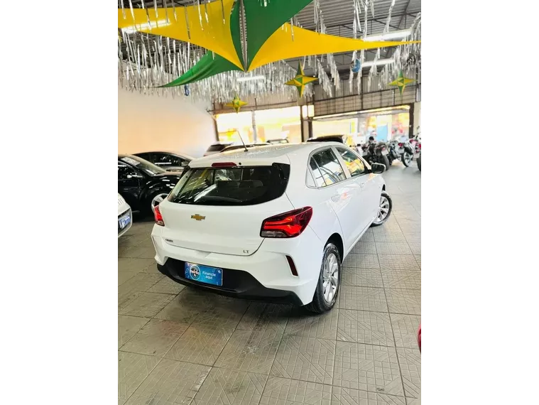 Chevrolet Onix Branco 7