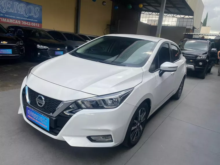 Nissan Versa Branco 11