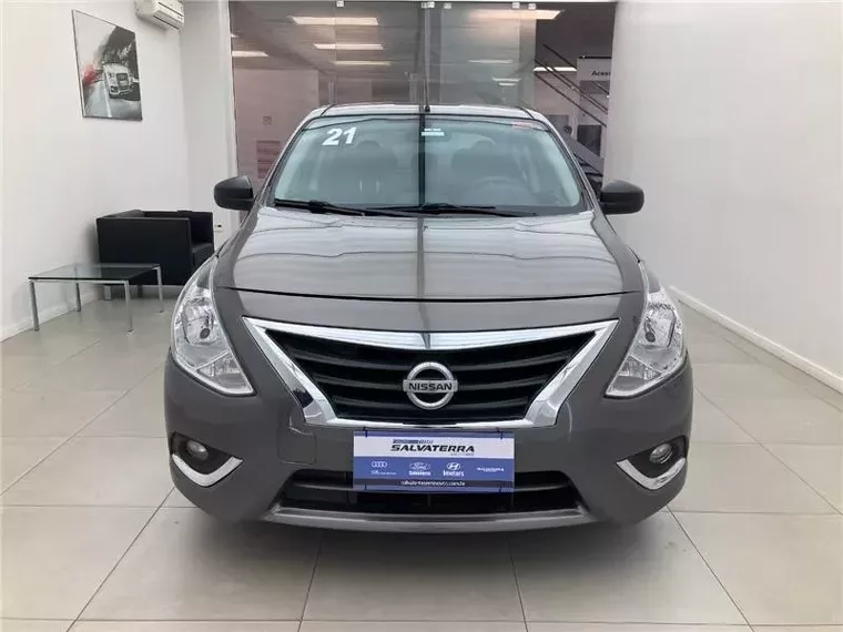 Nissan Versa Cinza 4