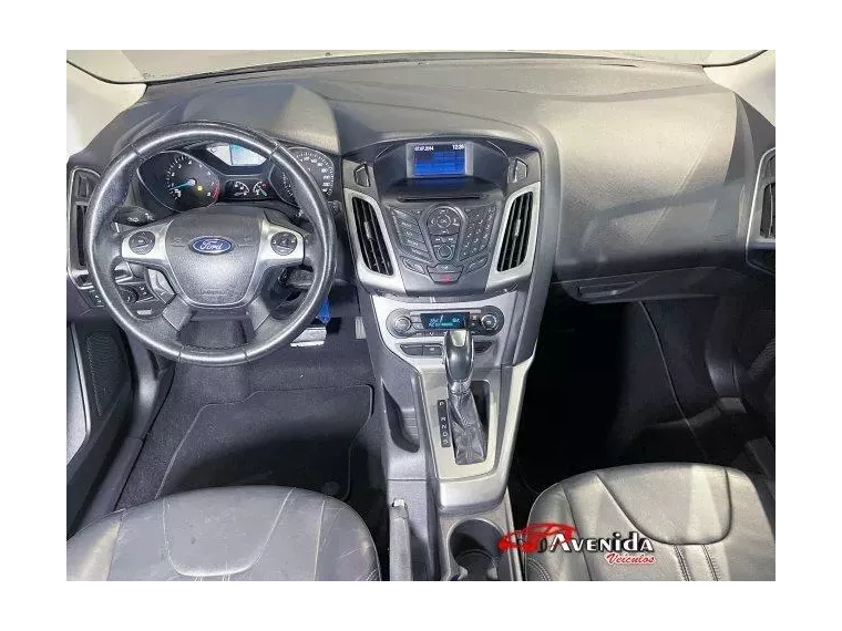 Ford Focus Branco 10