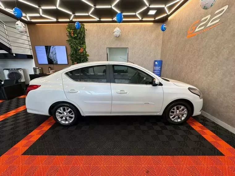 Nissan Versa Branco 6