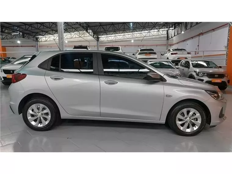 Chevrolet Onix Prata 3