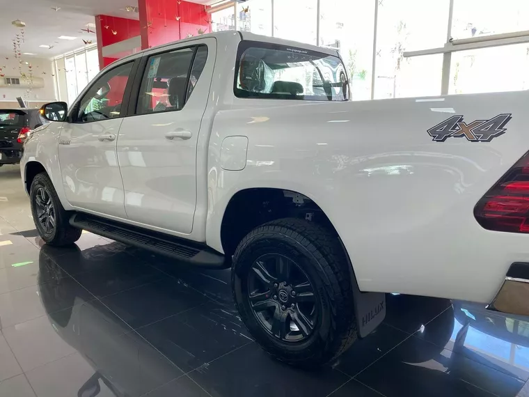 Toyota Hilux Branco 4