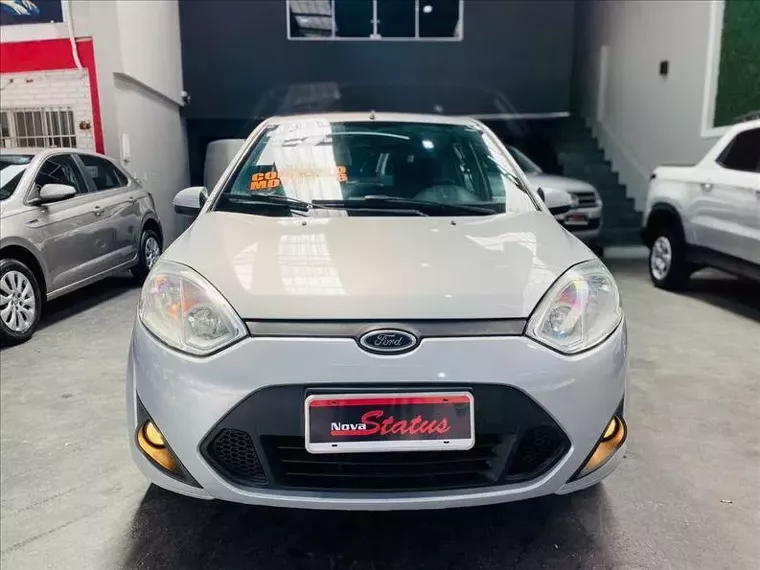 Ford Fiesta Prata 14