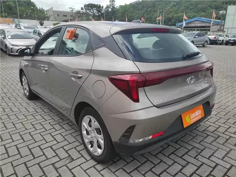 Hyundai HB20 Prata 10