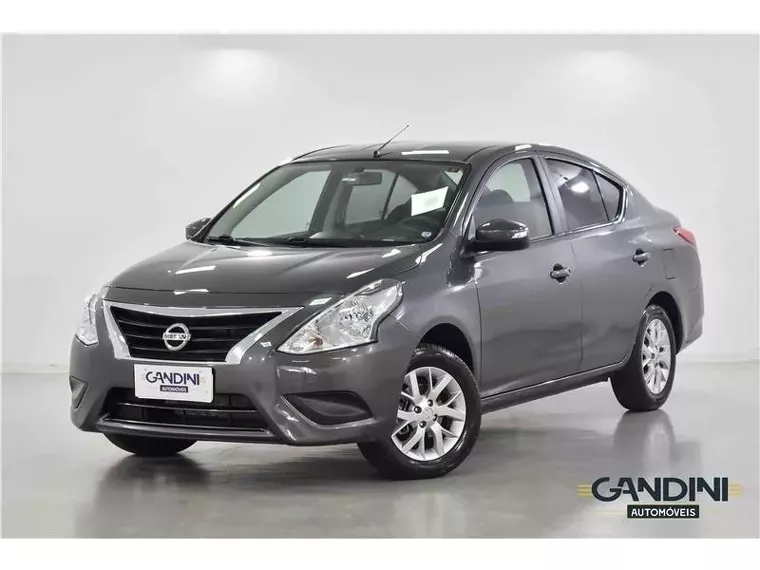 Nissan Versa Cinza 13