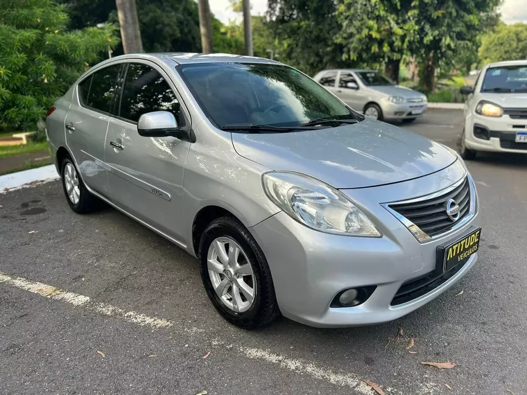 Nissan Versa Prata 9