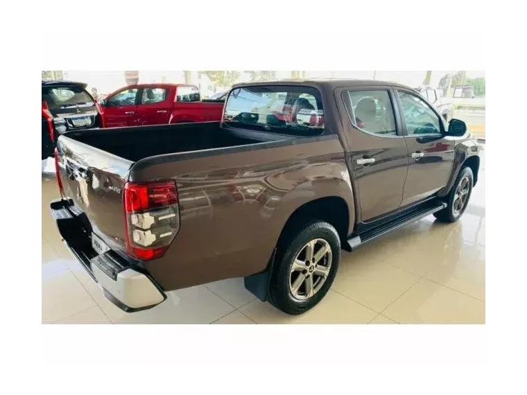 Mitsubishi L200 Triton Marrom 24