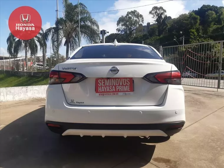 Nissan Versa Branco 8