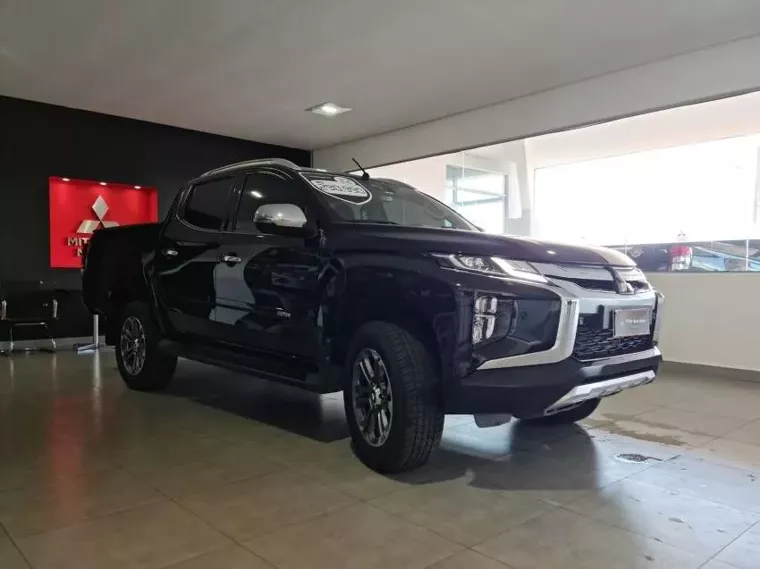 Mitsubishi L200 Triton Preto 2