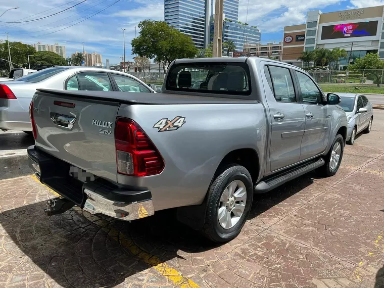 Toyota Hilux Prata 9