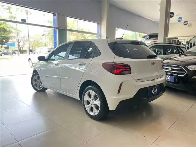 Chevrolet Onix Branco 6