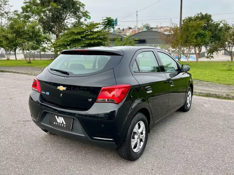 Chevrolet Onix Preto 5