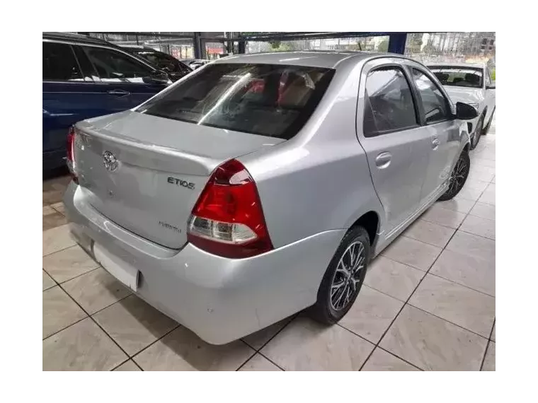 Toyota Etios Prata 9