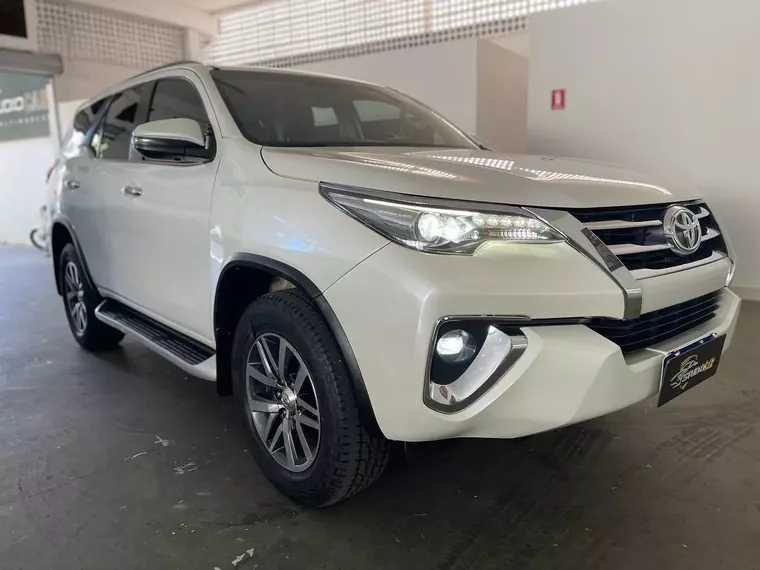 Toyota Hilux SW4 Branco 50