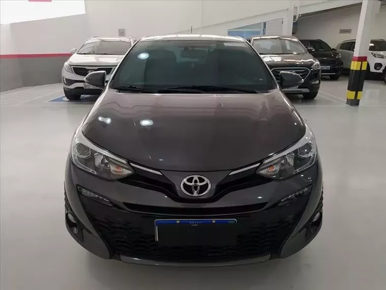 Toyota Yaris Cinza 14