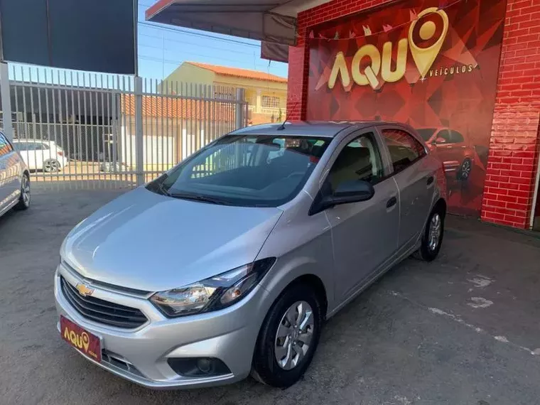 Chevrolet Onix Prata 3