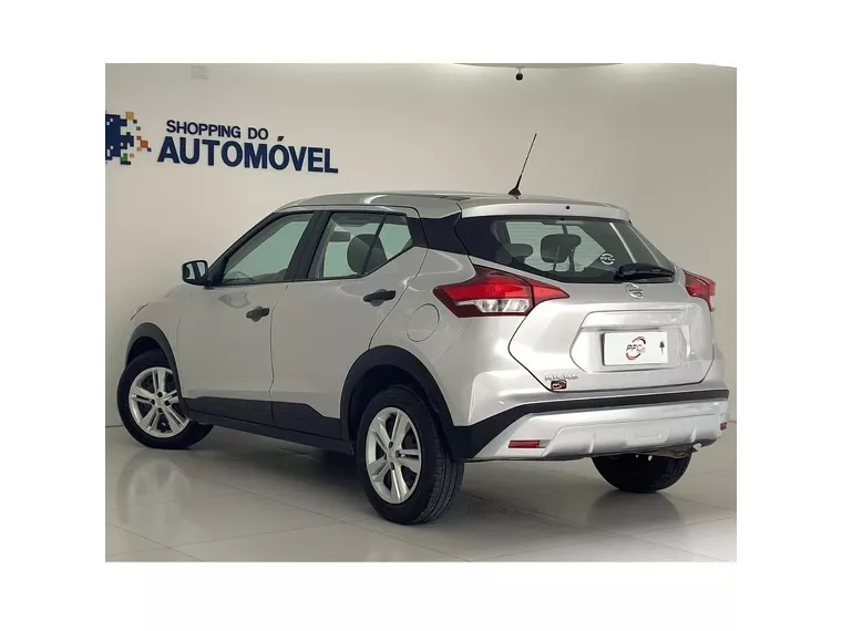 Nissan Kicks Prata 17