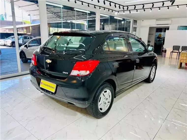 Chevrolet Onix Preto 7