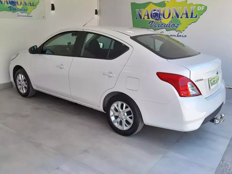 Nissan Versa Branco 2