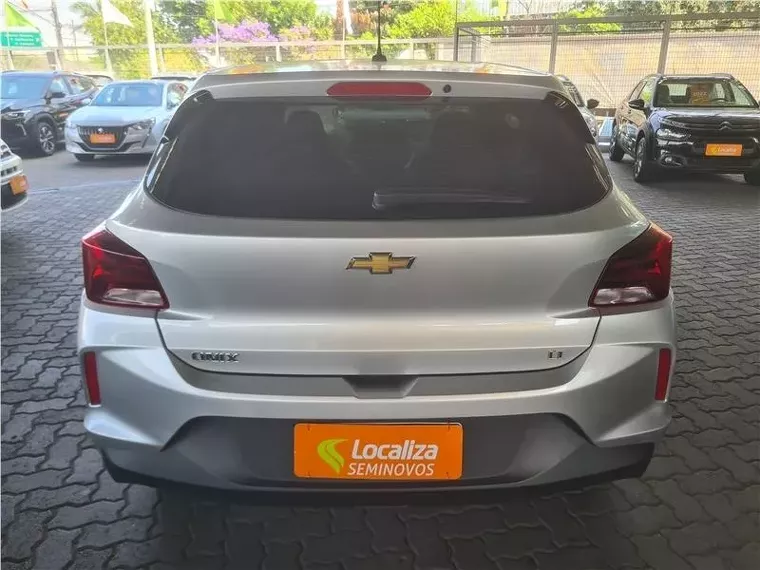 Chevrolet Onix Prata 5