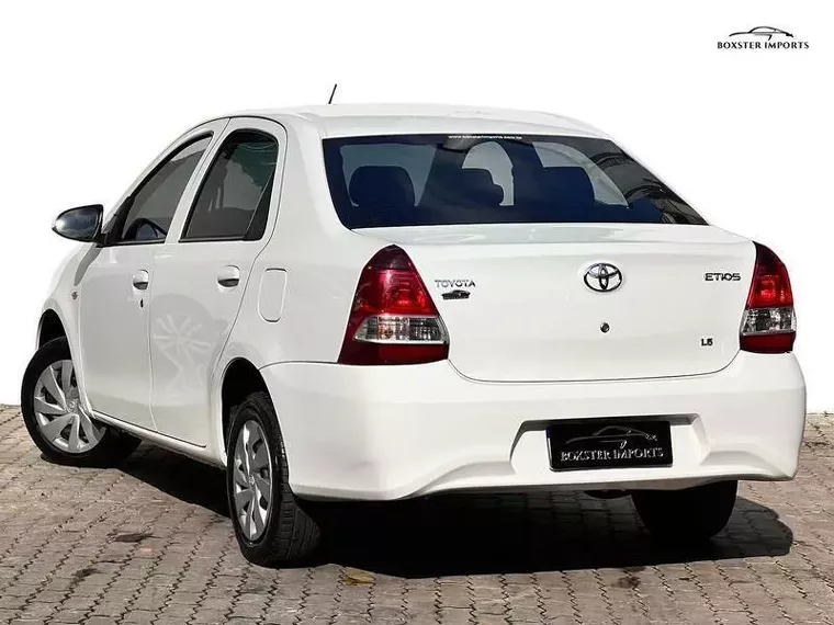 Toyota Etios Branco 4