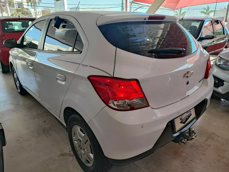 Chevrolet Onix Branco 3