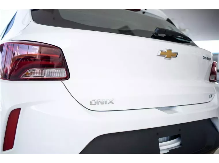 Chevrolet Onix Branco 12