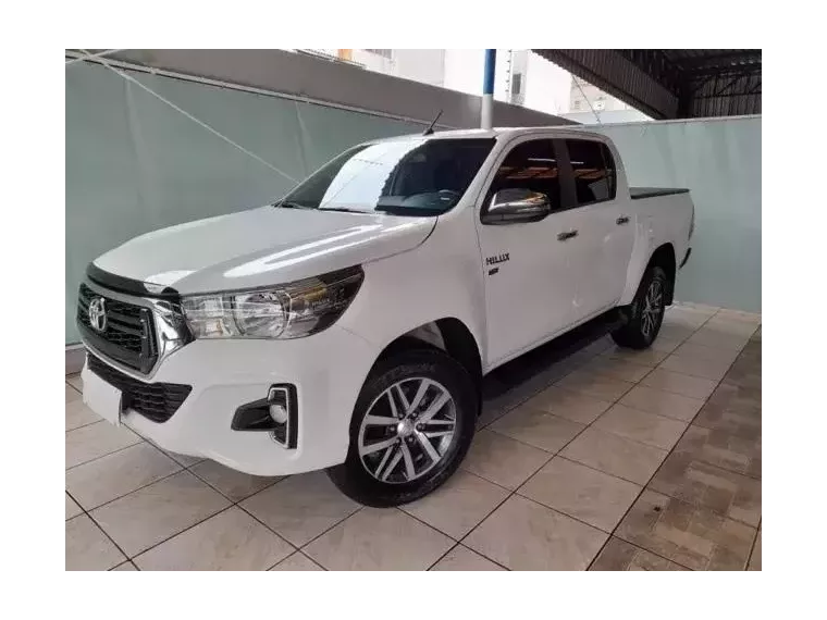 Toyota Hilux Branco 4