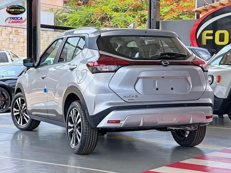 Nissan Kicks Prata 6