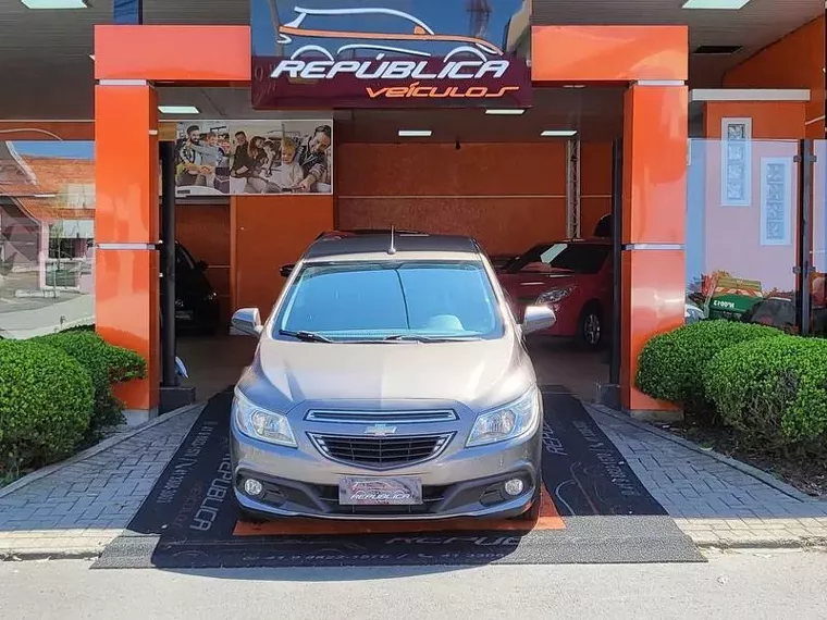 Chevrolet Prisma Cinza 12