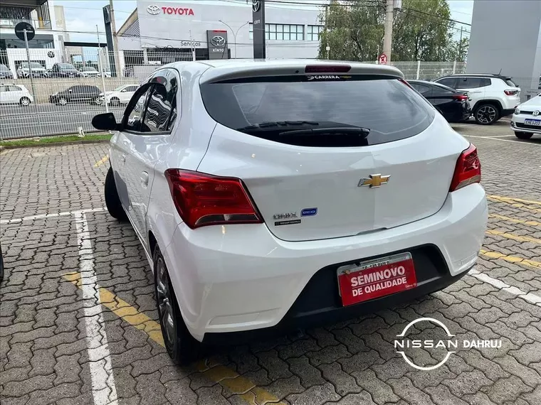 Chevrolet Onix Branco 12