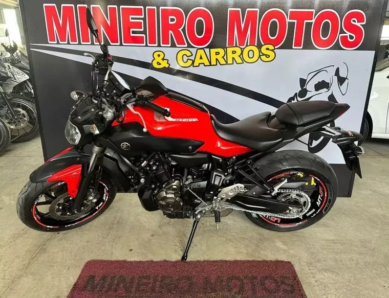 Yamaha MT-07 Vermelho 2