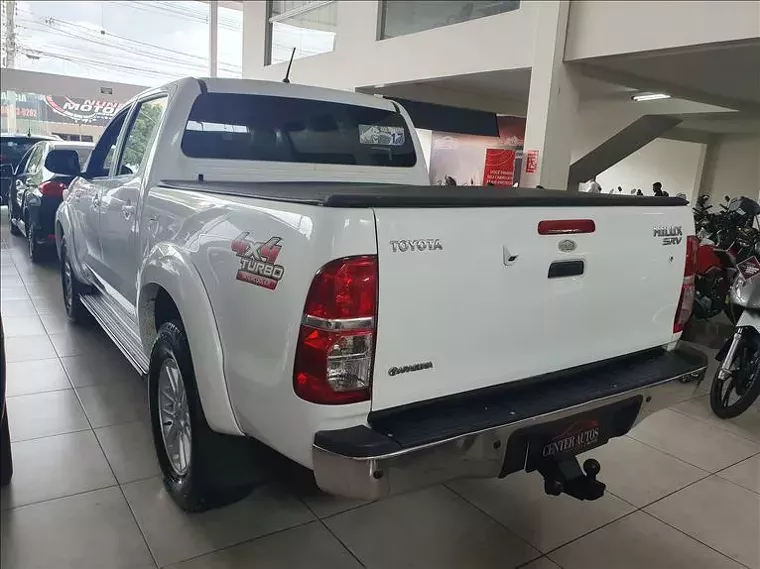 Toyota Hilux Branco 14