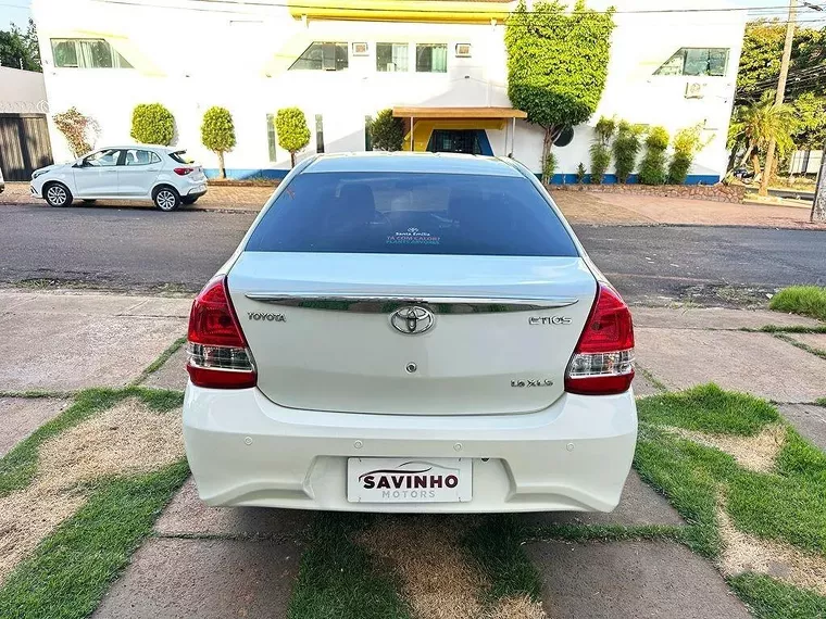 Toyota Etios Branco 15
