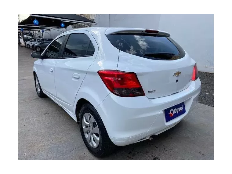 Chevrolet Onix Branco 15