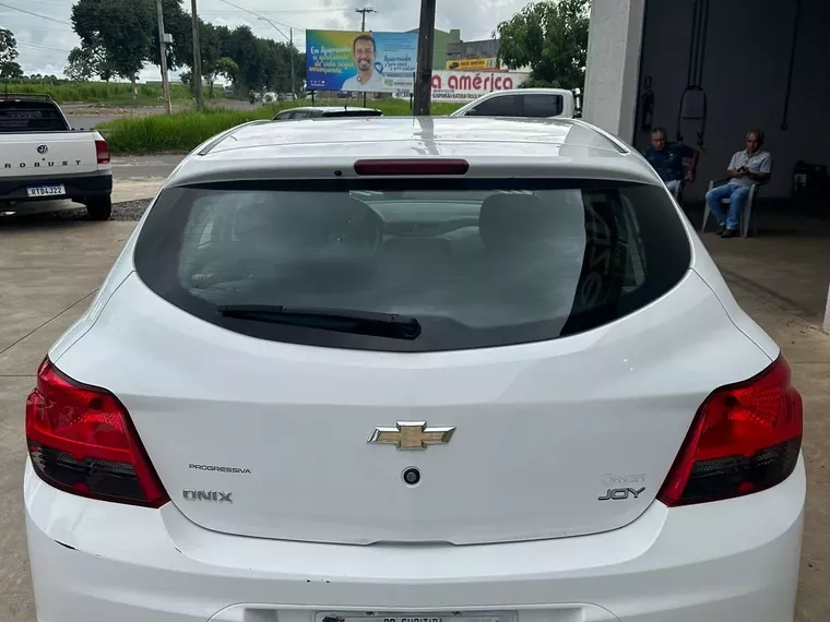 Chevrolet Onix Branco 9