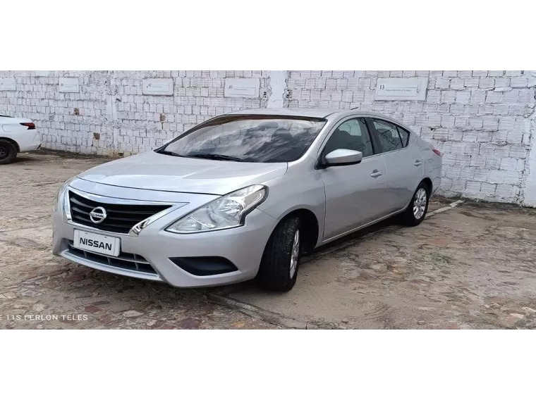 Nissan Versa Prata 3