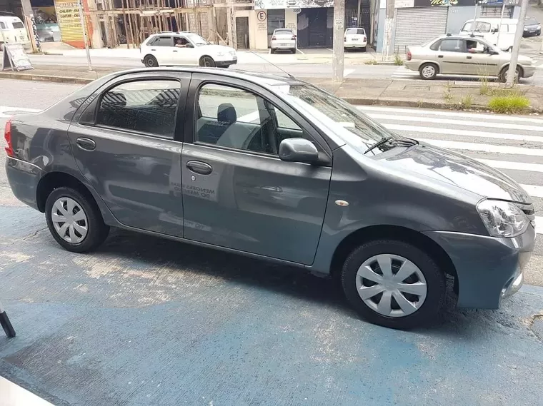 Toyota Etios Cinza 4