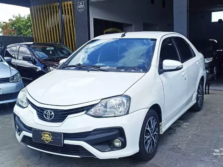 Toyota Etios Branco 7