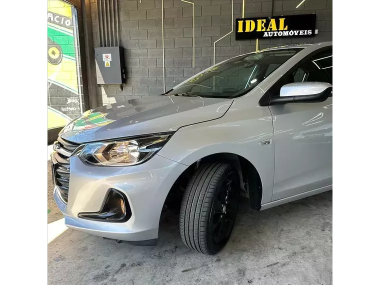 Chevrolet Onix Prata 4