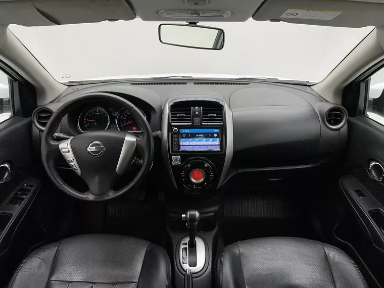 Nissan Versa Branco 6