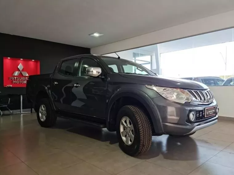 Mitsubishi L200 Triton Cinza 11