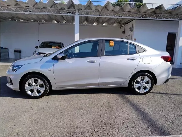 Chevrolet Onix Prata 4