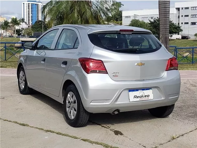 Chevrolet Onix Prata 6